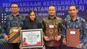 Foto perwakilan BIMA Group menerima penghargaan K3 dan Paritrana Award 2024 di Samarinda