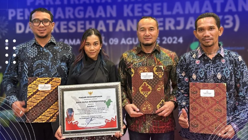 Foto perwakilan BIMA Group menerima penghargaan K3 dan Paritrana Award 2024 di Samarinda