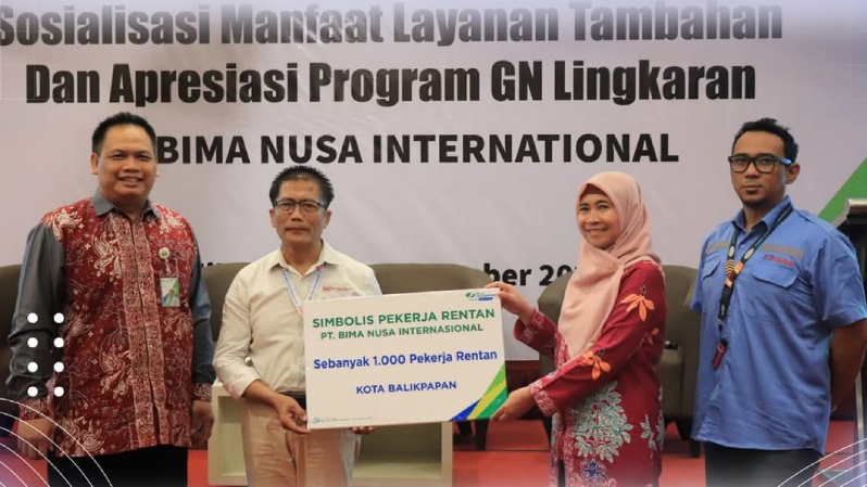 Foto penyerahan piagam penghargaan inisiatif JAMSOSTEK kepada PT Bima Nusa Internasional untuk perlindungan 1.000 pekerja rentan