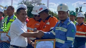 enyerahan penghargaan K3 dan HIV/AIDS dari Pemkab Paser kepada PT IWACO Jaya Abadi