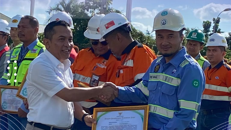 enyerahan penghargaan K3 dan HIV/AIDS dari Pemkab Paser kepada PT IWACO Jaya Abadi